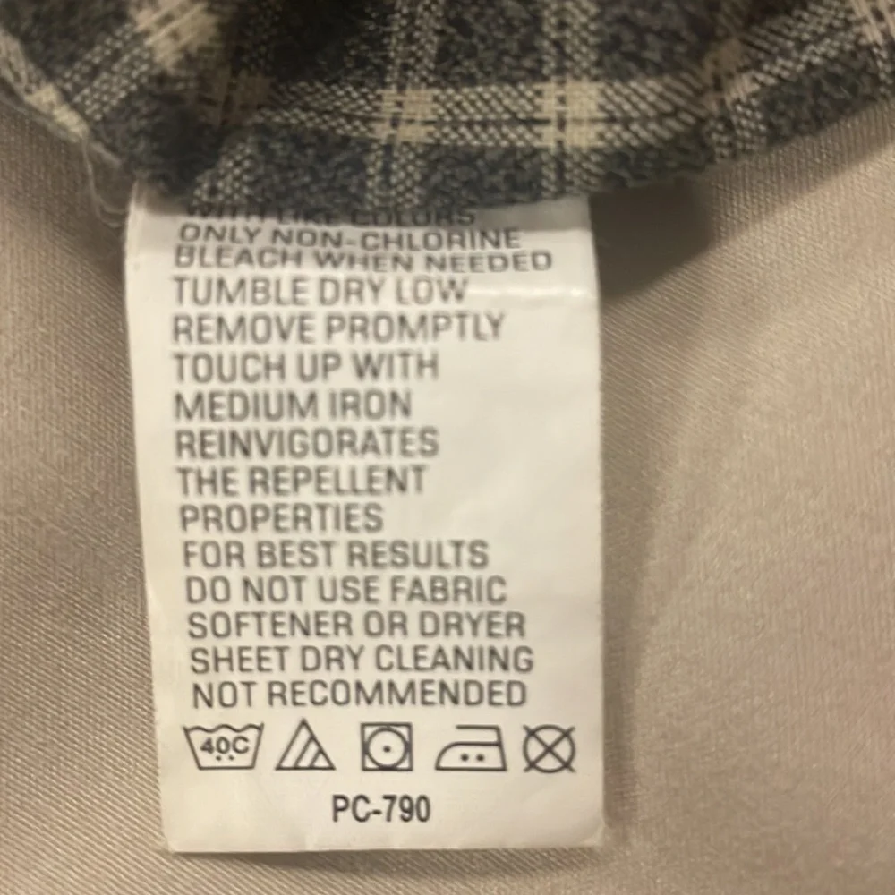 VAN Heusen button-down shirt size L